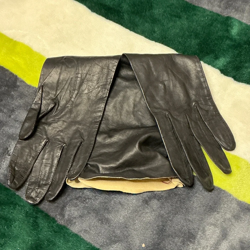 Classic Black Leather Women's Gloves - Picture 6 of 8